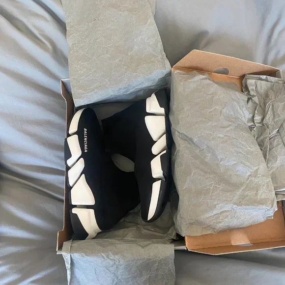 Worn Once! WOMEN'S SPEED 2.0 RECYCLED KNIT SNEAKER BICOLOR SOLE IN BLACK/WHITE - Picture 4 of 13